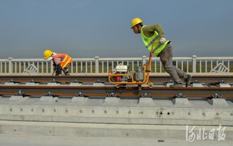 京唐铁路建设者:国庆在岗施工忙