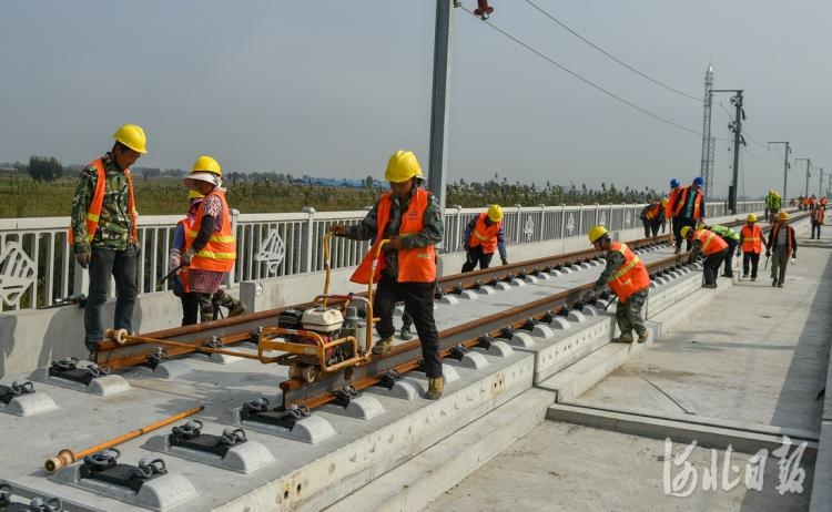 京唐铁路建设者:国庆在岗施工忙